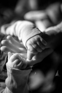 Schwarz-weiß Aufnahme von Babyhänden